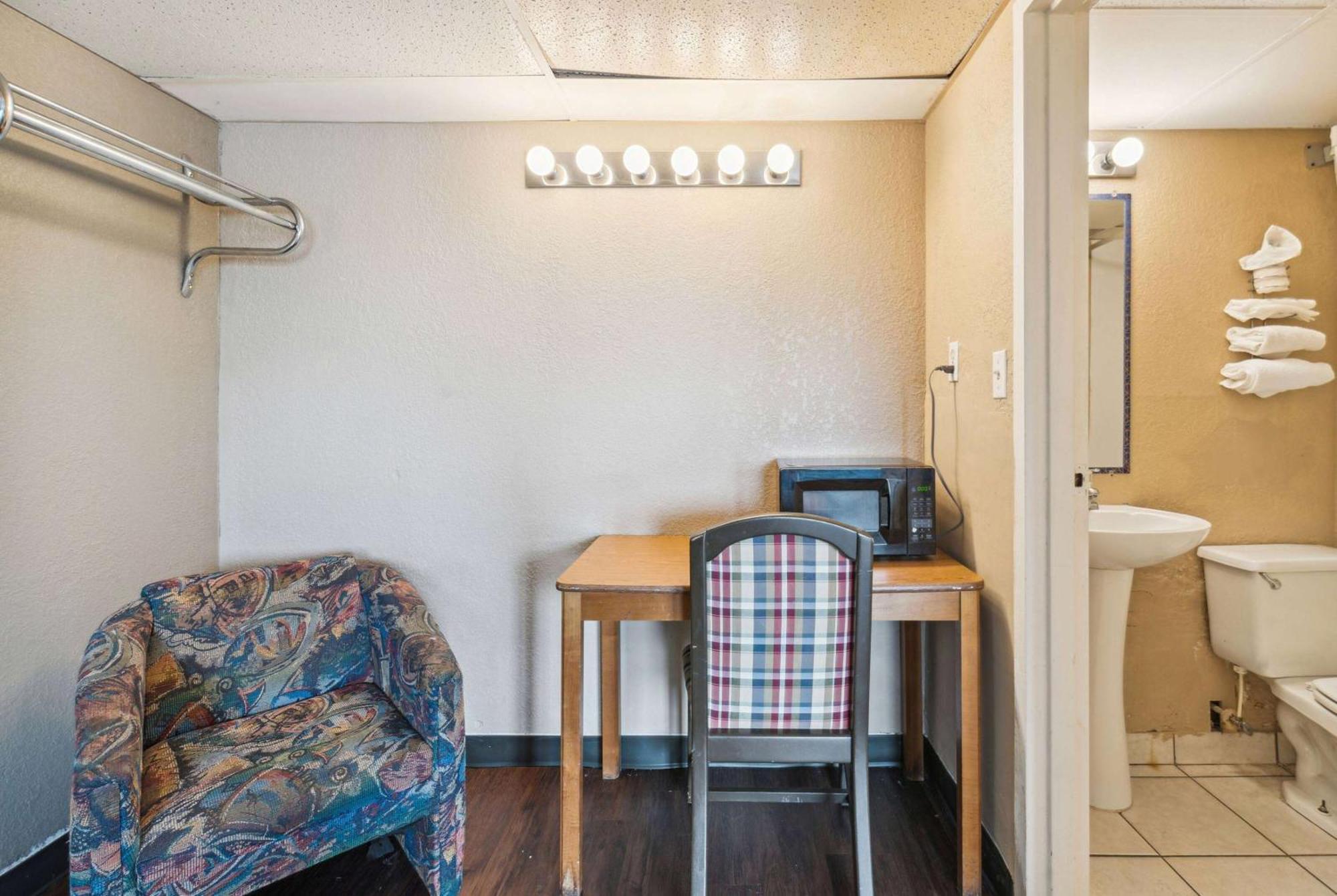 ซูเปอร์ 8 บาย วินด์แฮม มิลล์บิวรี/โทเลโด Hotel Millbury ภายนอก รูปภาพ