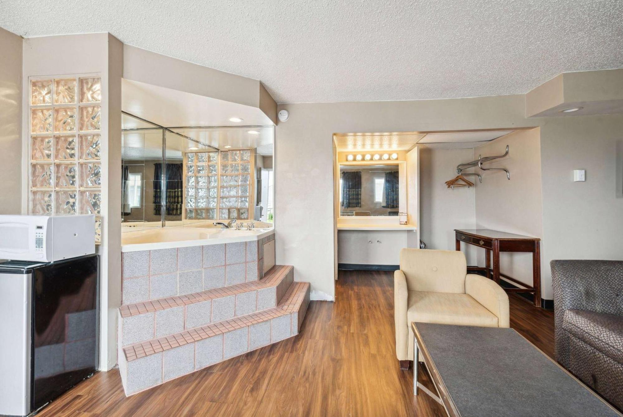 ซูเปอร์ 8 บาย วินด์แฮม มิลล์บิวรี/โทเลโด Hotel Millbury ภายนอก รูปภาพ